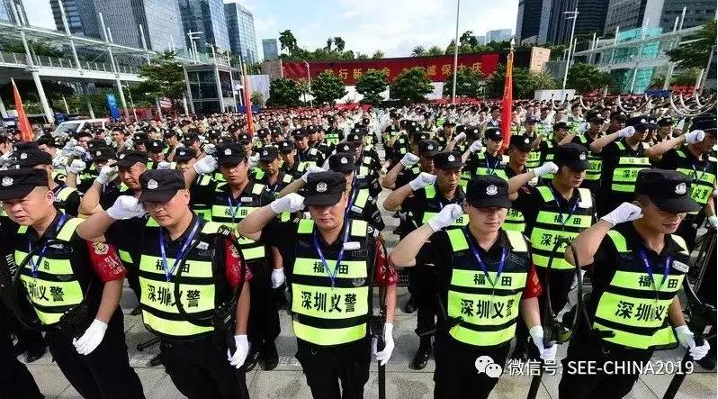 千名义警雨中宣誓争当平安卫士福田区试点建立第一支义警队伍