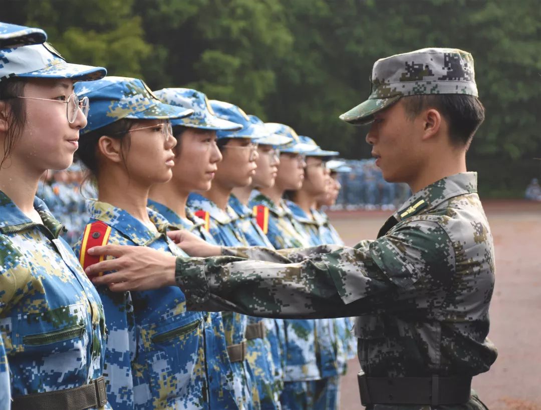 嘿正步走總想再堅持一下我是十三連的兵