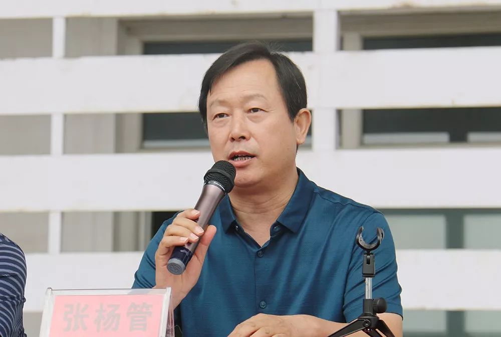 临汾一中校长张杨管同志向部队赠送锦旗"军训标兵""军训内务标兵宿舍"