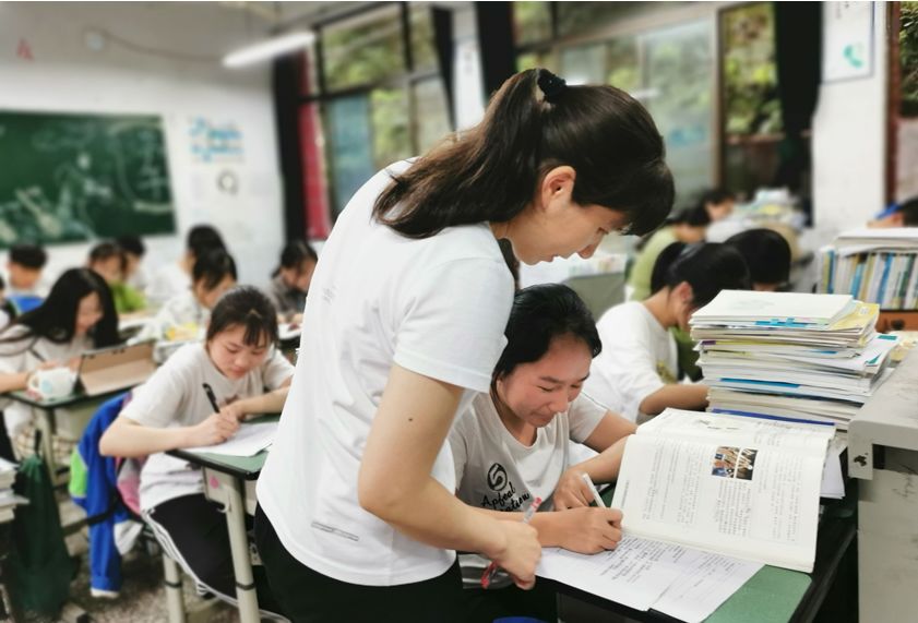 【海棠花开 • 师者情怀】十年树木百年人,老师恩情比海深_中国