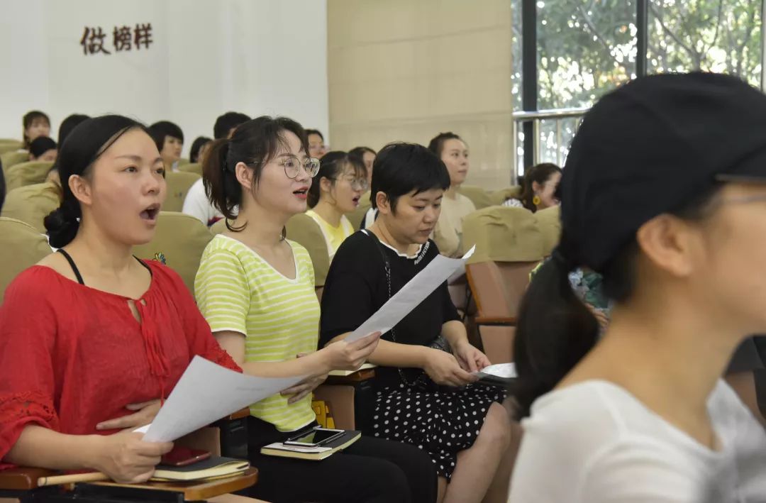 浙江省合唱艺术团成员,金华职业技术学院教授姜华敏进行专业指导