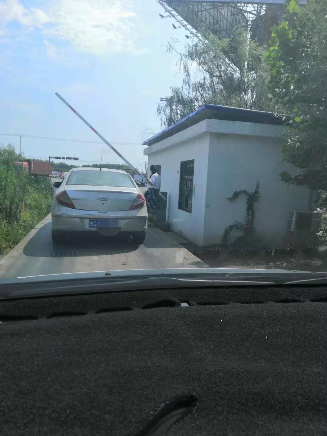 记者调查举报有人私自拦路收费记者暗访发现