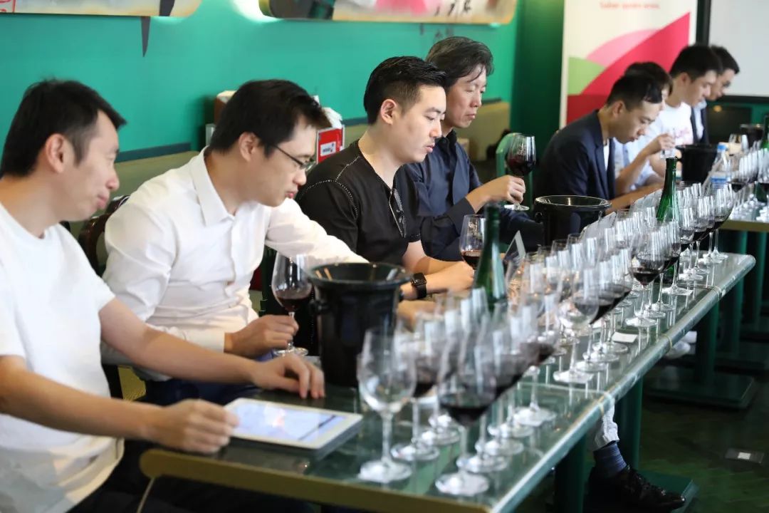 葡萄酒媒体及自媒体,侍酒师,资深葡萄酒爱好者等,其中不乏west