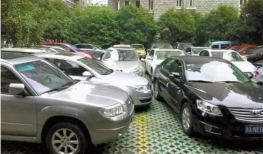67老旧小区停车难束手无策这些城市各有妙招