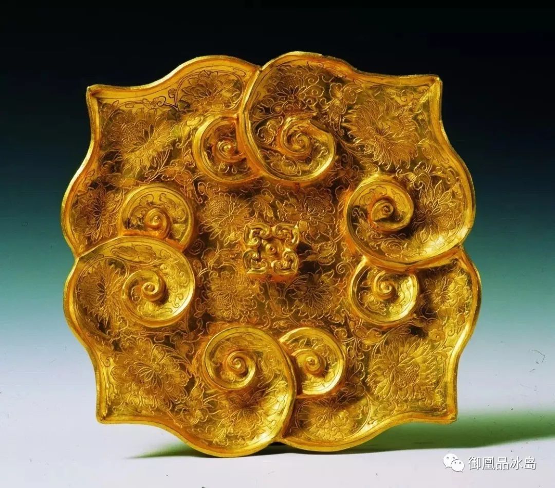 吕师孟墓出土 "闻宣造"如意云纹金盘这件"闻宣造"如意云纹金盘宽17.