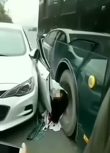 安阳女司机快车道下车猝不及防被身后公交挤在两车间挤夹不幸身亡