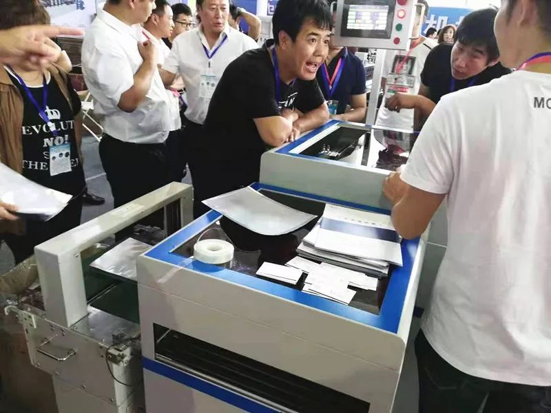 火爆多家大型软包厂购入理袋机器人不同袋型专用机型即将问世