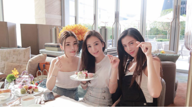 方媛与网红姐妹聚餐最显高级,右边美女五官标致超像郭富城