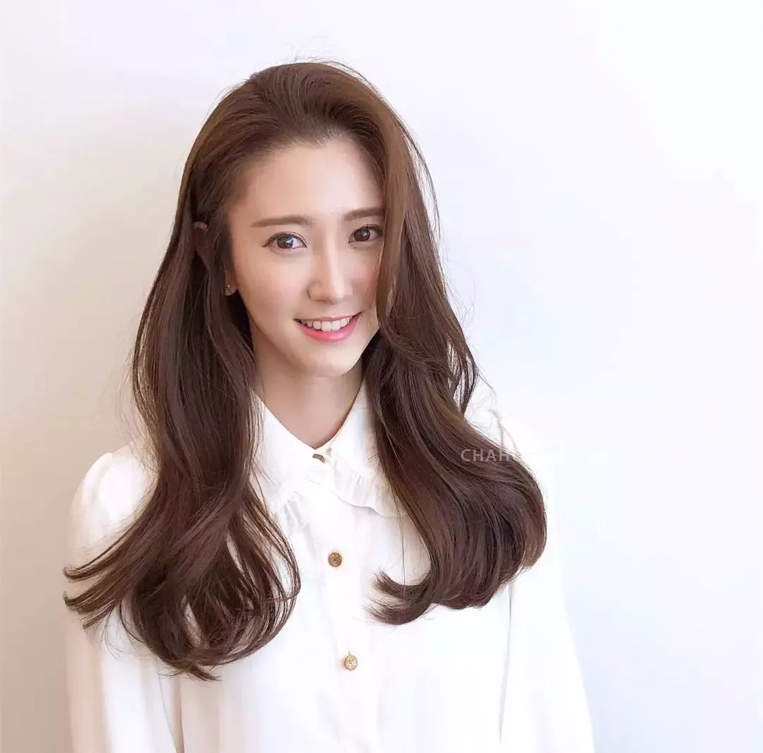 大脸妹子的卷发会比较忌讳在脸颊以及肩膀的位置大坨大坨的卷发堆在一