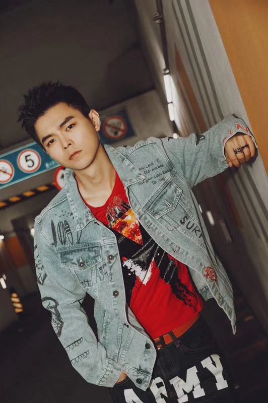 写真曝光老酒馆剧外蔡荣诠释什么是国潮青年