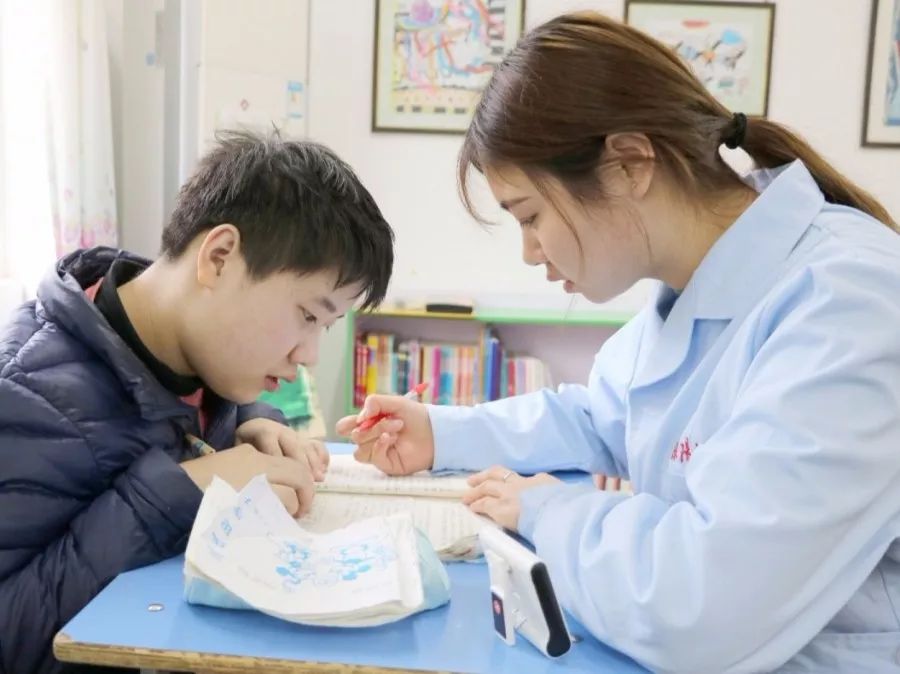 关于当老天带来一个脑瘫的孩子他们选择不放弃的信息