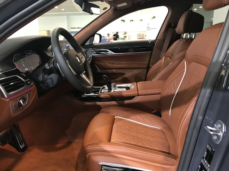 首台水泥灰宝马7系实车亮相配全新马鞍棕内饰豪华不输奔驰s级