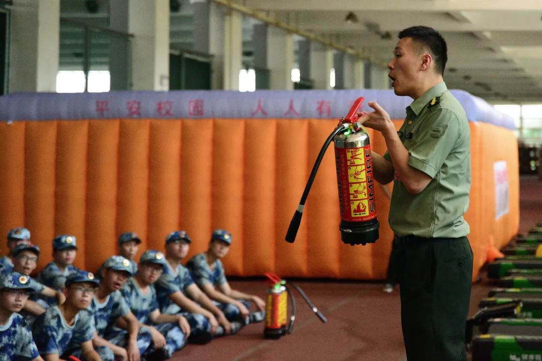 军情速递消防安全警钟长鸣军训师三团参加消防灭火模拟演练