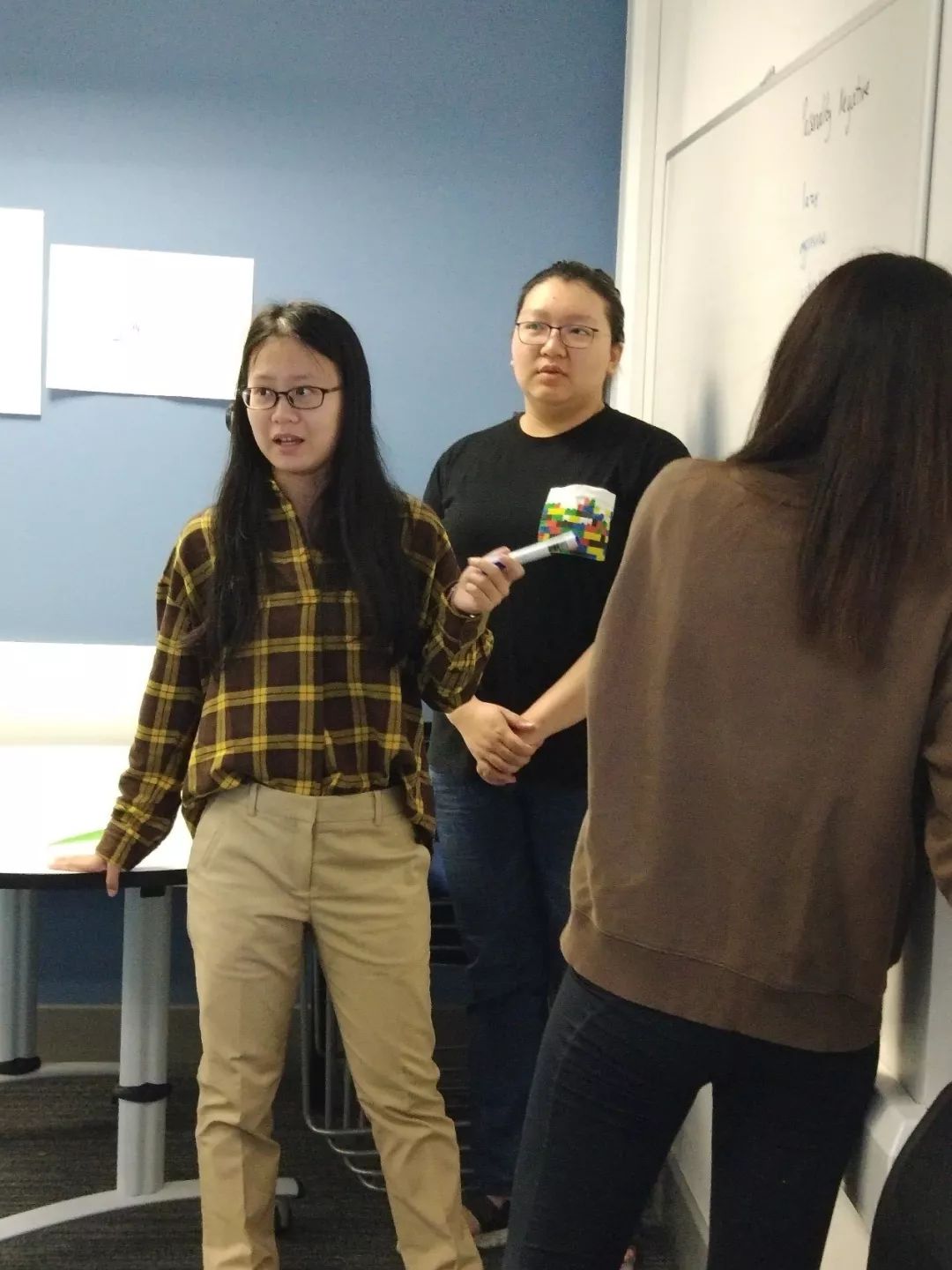 乐凡同学作为小组代表发言每周结课时每位同学都进行了presentation