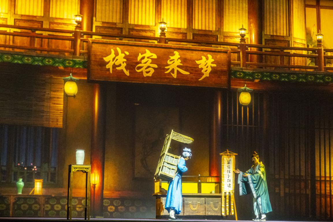 《黄粱一梦》以邯郸梦文化为创作背景,采用单面魔幻剧场的表现形式