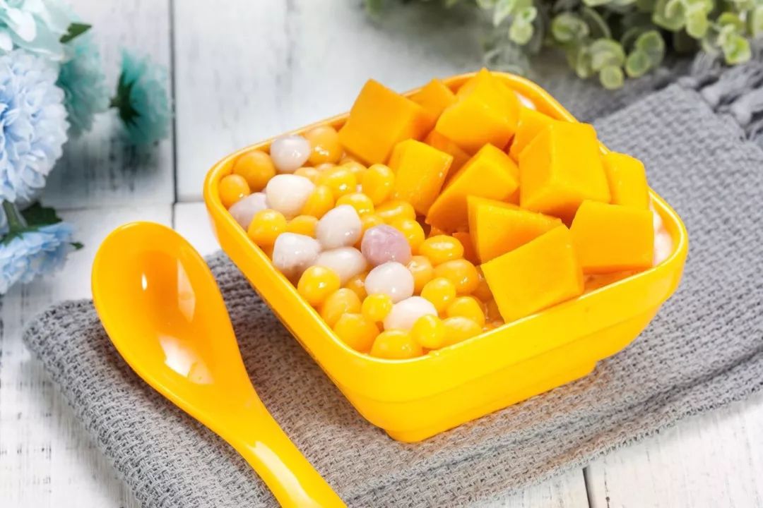 用新鲜的芒果肉,加上奶香浓郁的椰汁和小丸子