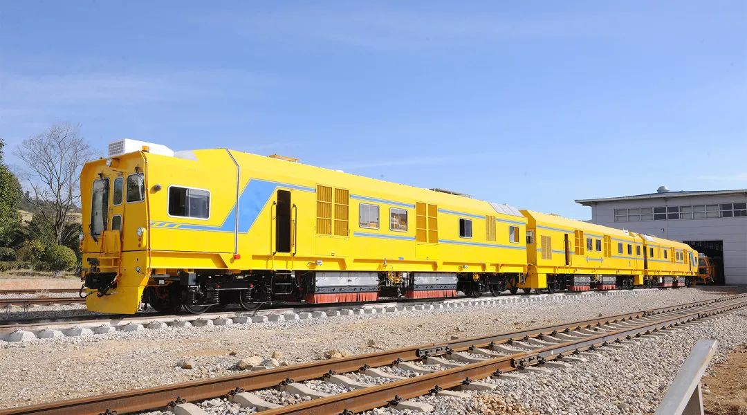钢轨打磨车gmc-48k两列48头打磨车缓缓开进用户的车库,在铁建装备服务