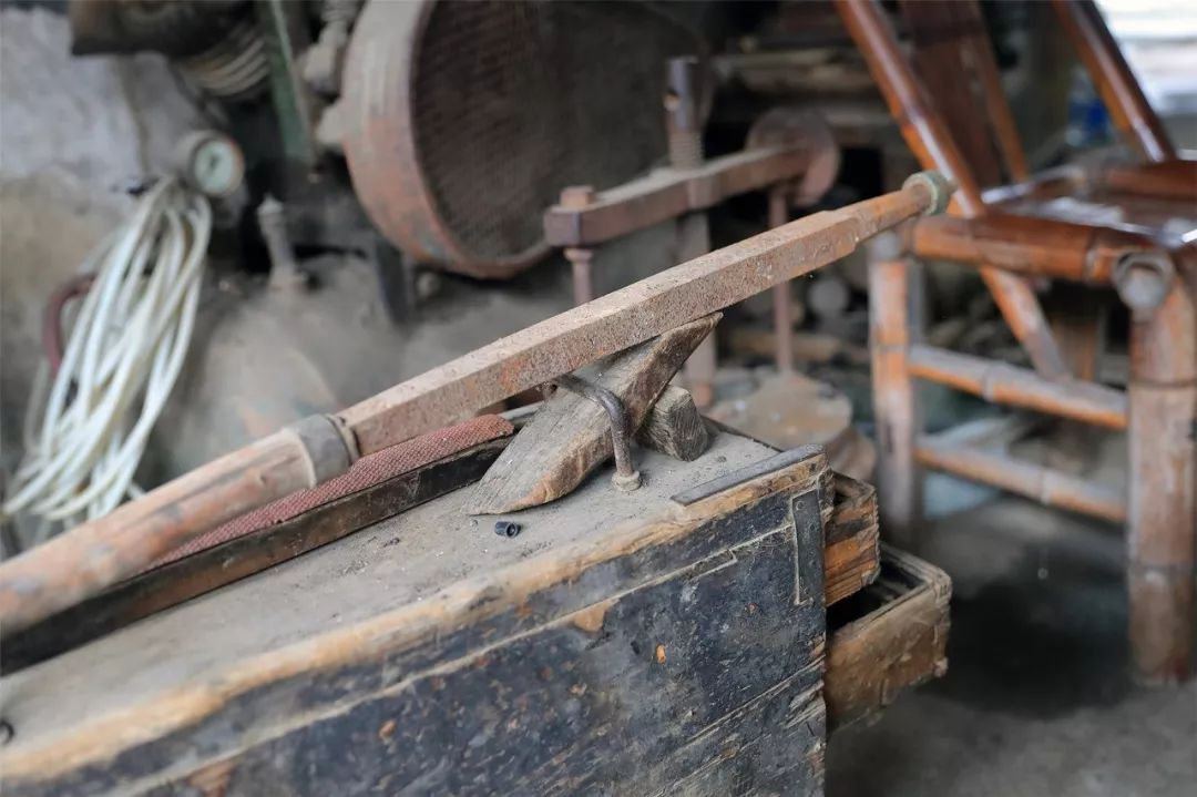 铜匠走村上门,担子一头火炉一头木箱,箱上穿挂着一串铜片,一走一晃