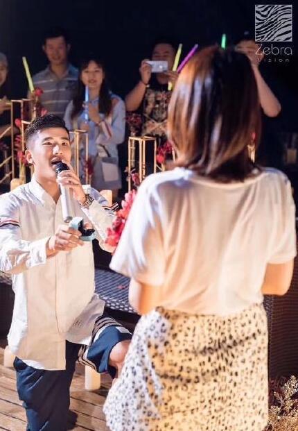 原创上港球员李圣龙求婚成功女友漂亮美丽球迷他是上港的歌王