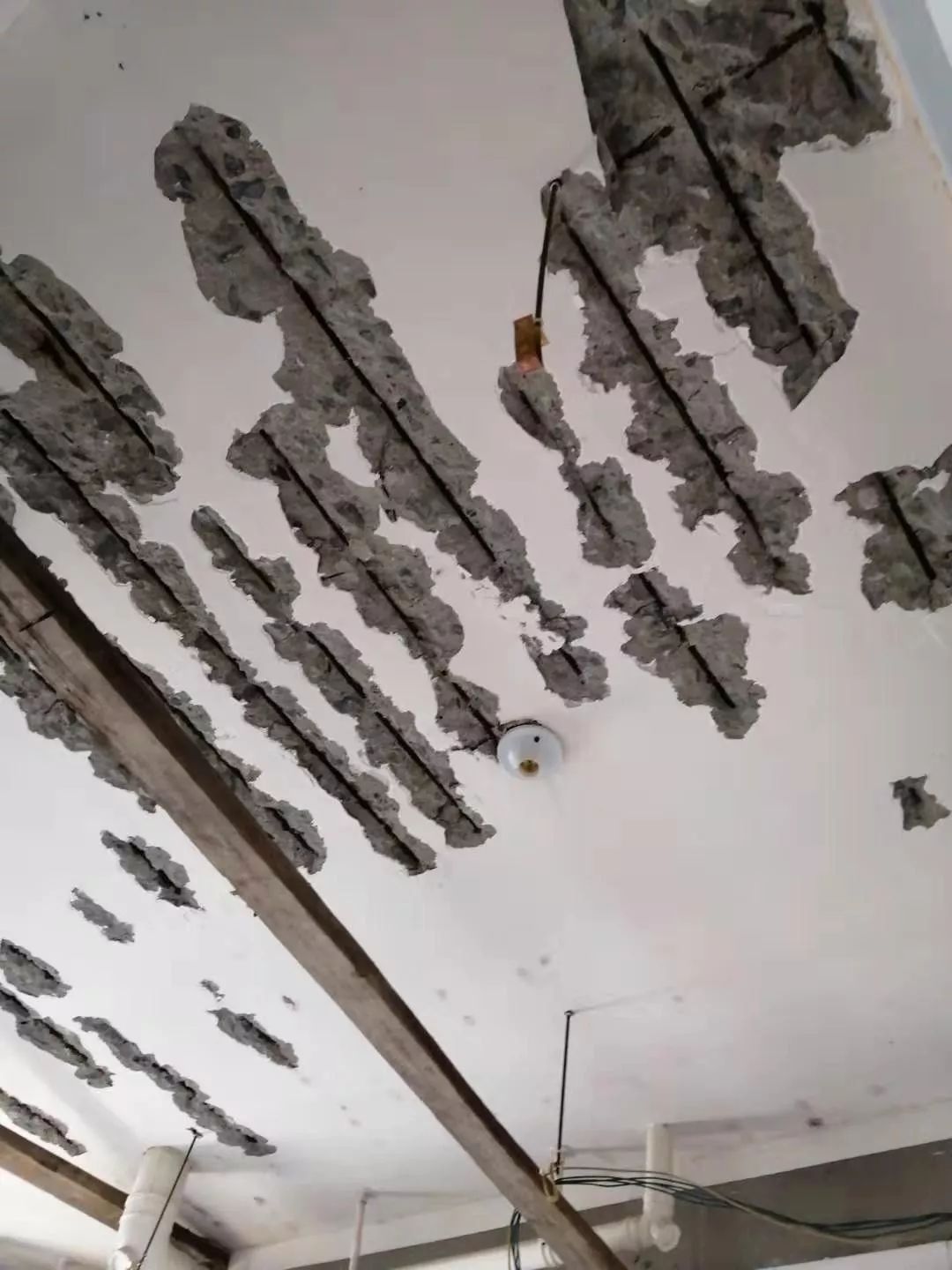 通州楼板钢筋外露混凝土掉落这房住着吓人