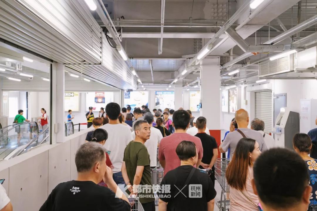 开业当天排队的末端,昨天已经没有人排队9499