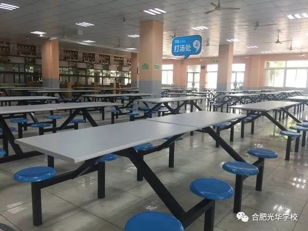 教室里窗明几净,食堂里饭菜飘香,宿舍里干净清爽,教师们和蔼慈祥,一切