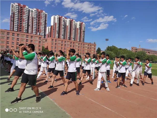 保定外国语学校校服图片