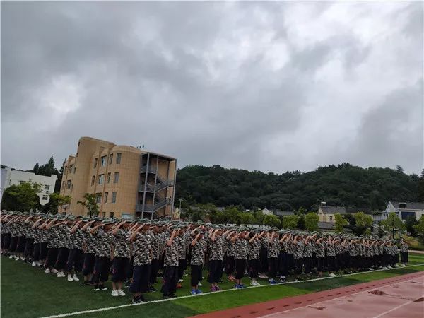 呈战果展风采旭东中学2019级军事夏令营结营式