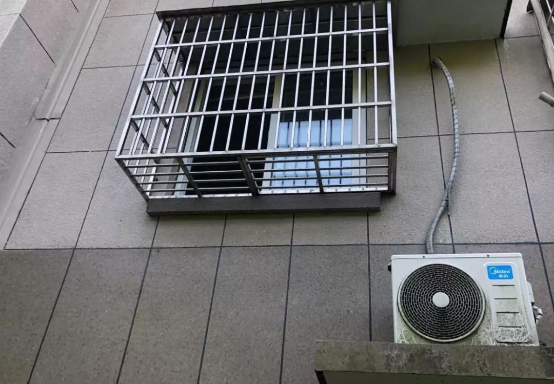 惊险!宁波一小区楼道起火,怀孕9个半月女子跳防盗窗逃生