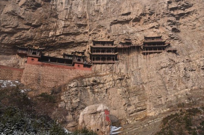 新任恒山掌门的令狐冲,在悬空寺中谈话时,遭遇了黑木崖人马的偷袭围困