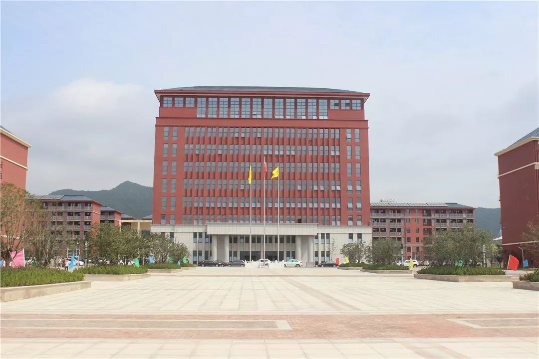 安庆一中龙山校区今日报名入学高清校园照曝光颜值超高