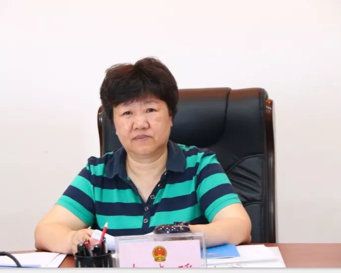 区人大常委会主任皮晓瑶主持会议,副主任王华安,郑建平,郑明华,郑日贵