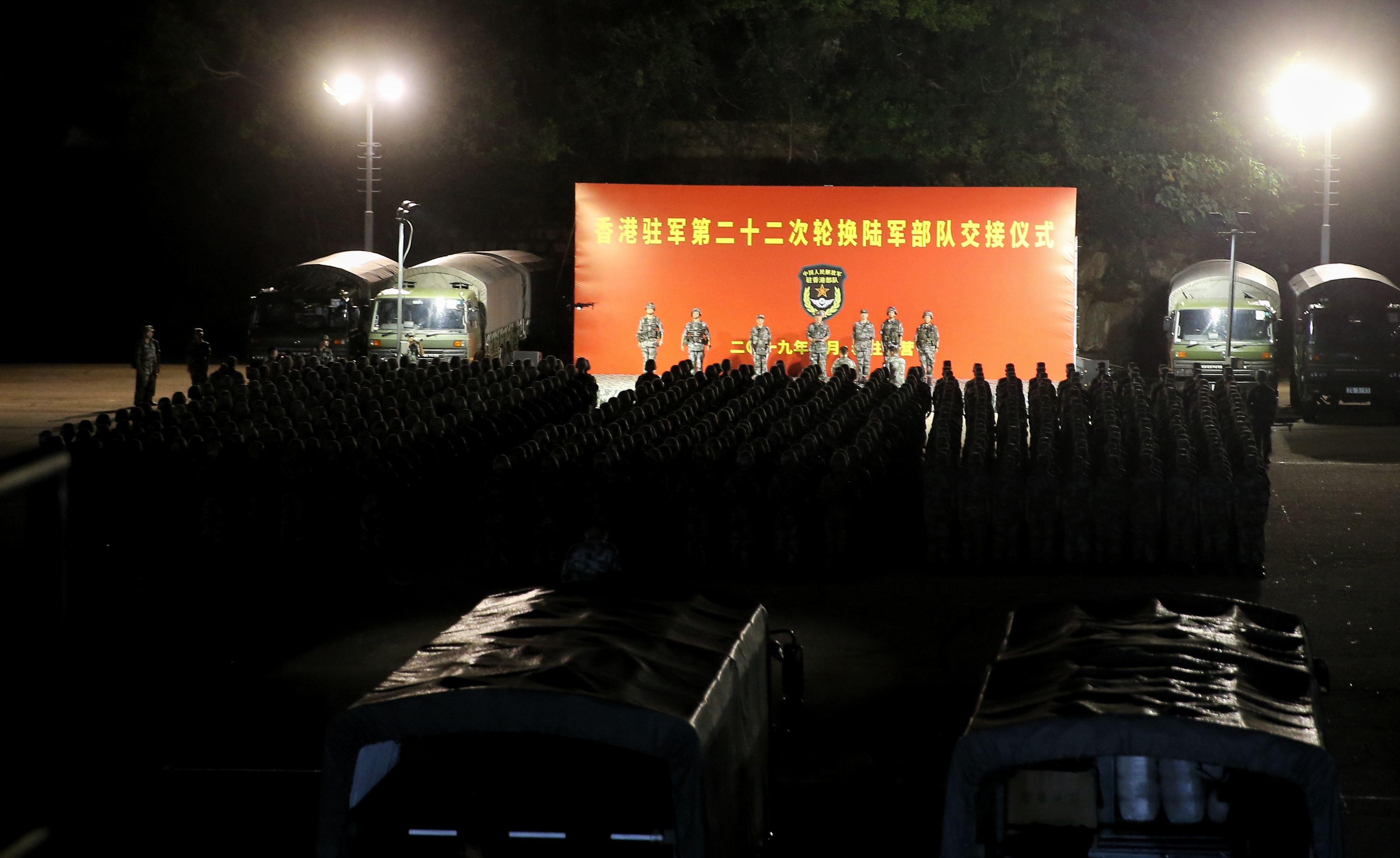这是当日凌晨陆军部队在香港赤柱军营举行交接仪式新华社发