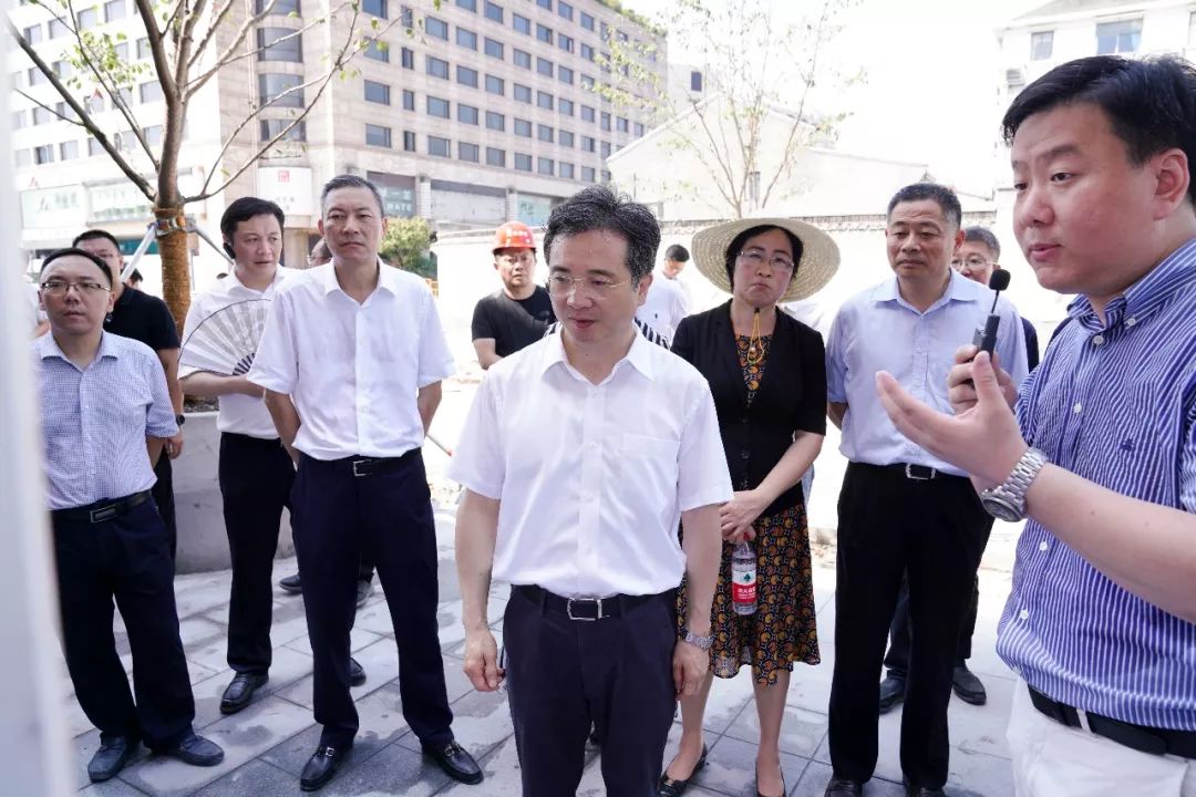 省委常委市委书记周江勇调研湖滨步行街改造提升工作并强调要锚定最