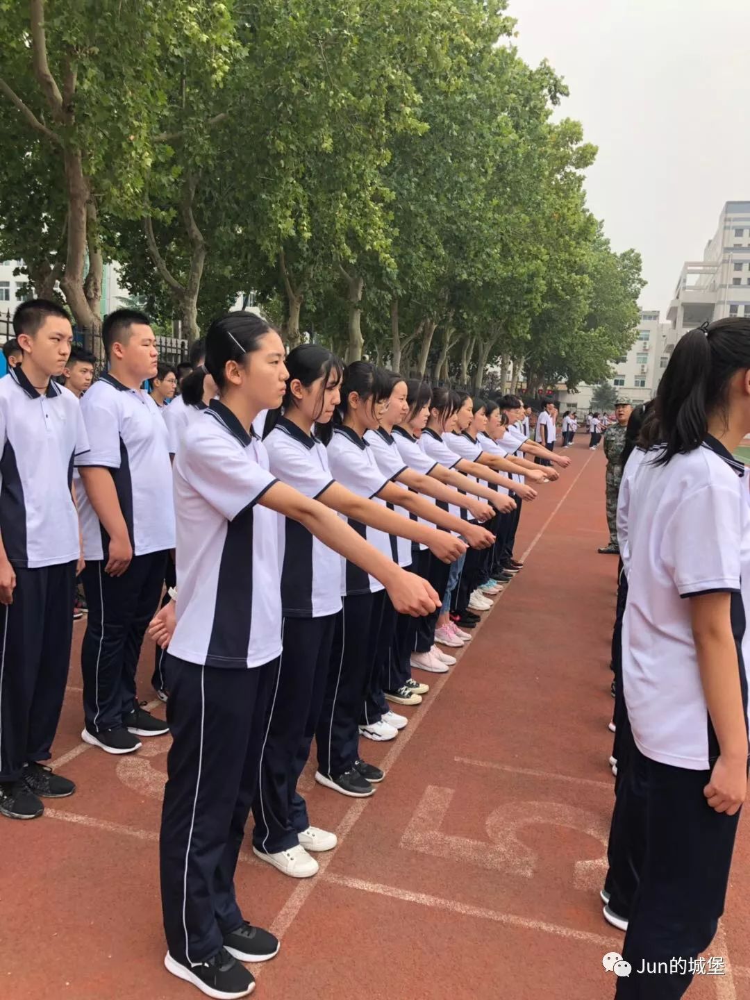 可爱的小胖;站军姿敬军礼我是认真的