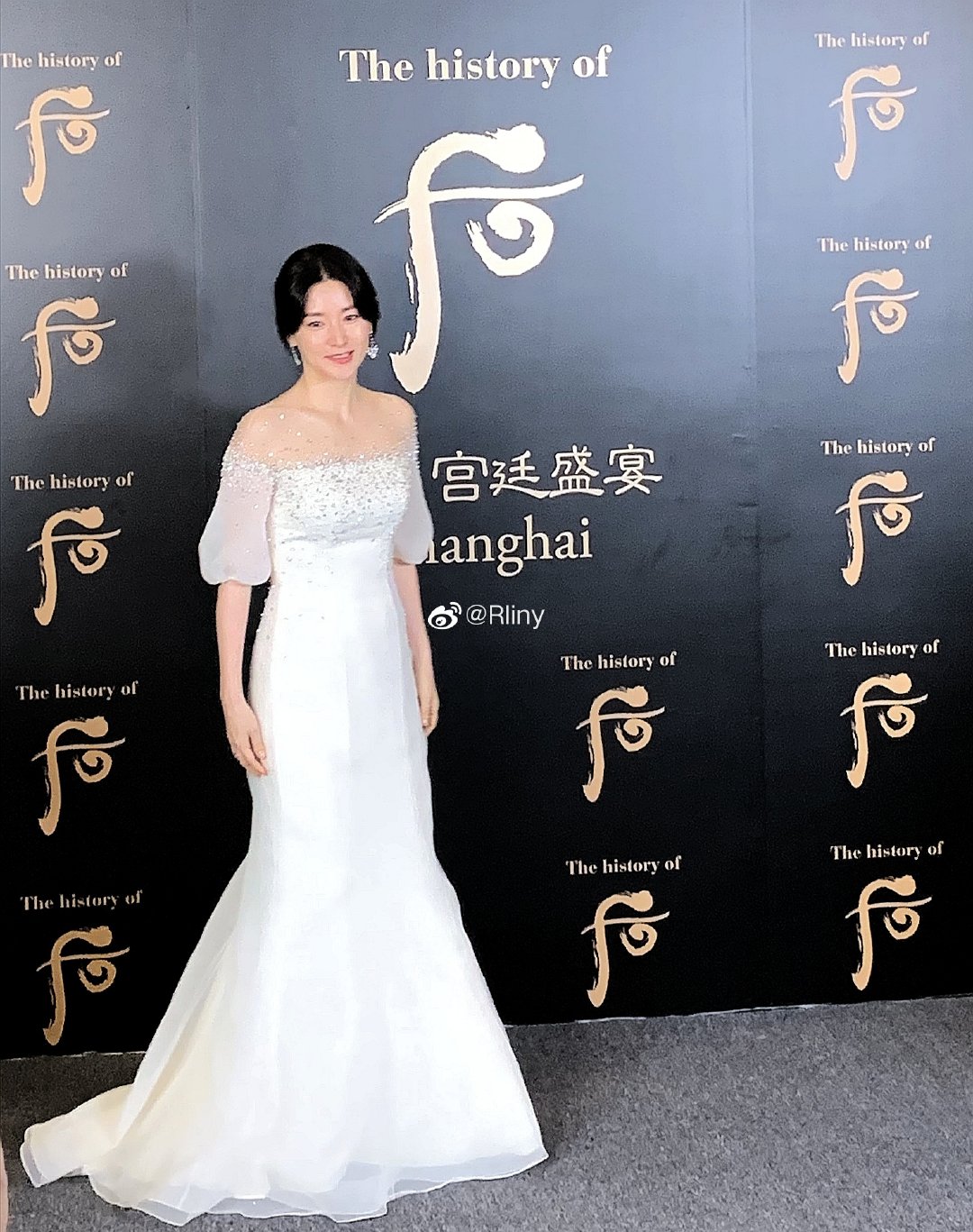 原创李英爱终于现身穿红裙48岁还是那么美获56岁富商老公送机超甜