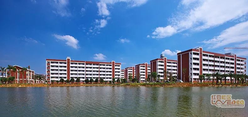 有小镇繁华场景展示功能,辐射社区居民,大学城人群和周边居民