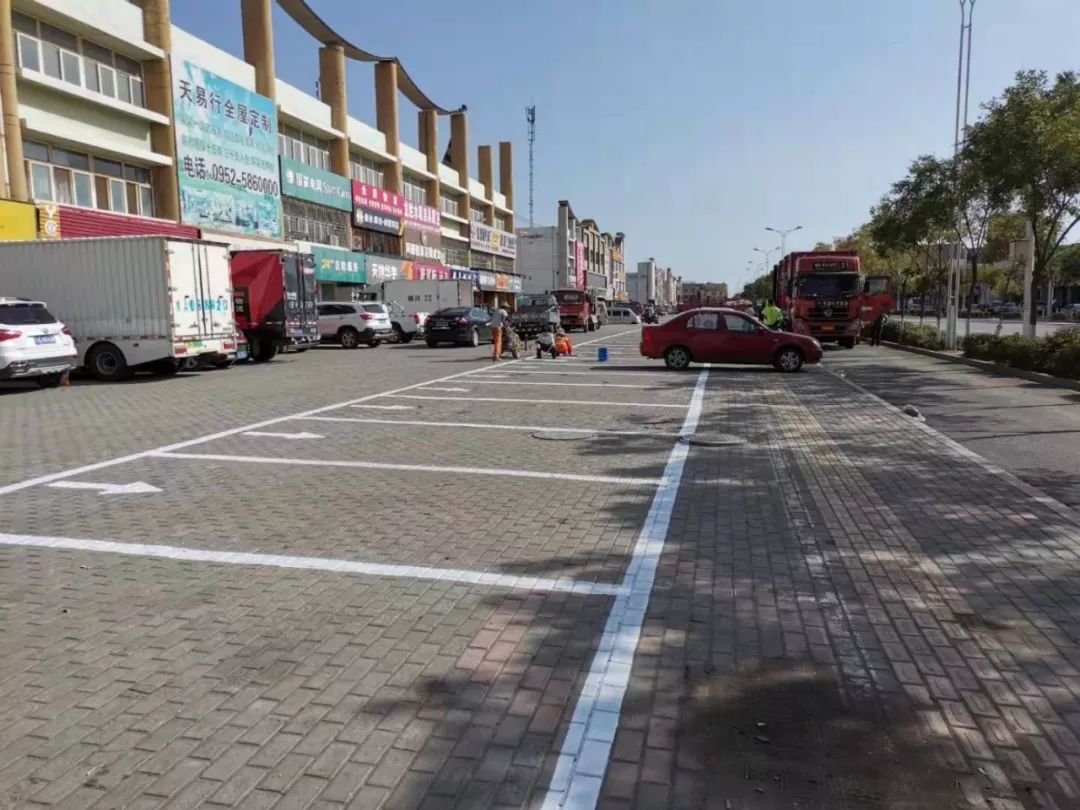 百日攻坚合理划设临时停车泊位让城市再整洁一点