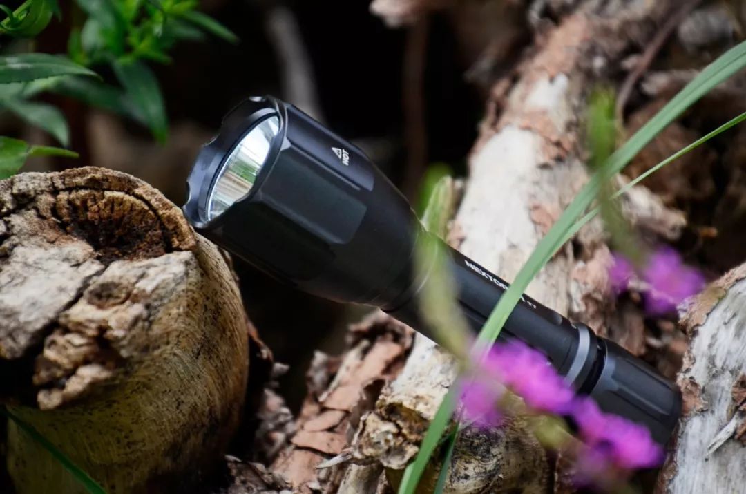 明亮悠长光耀远方纳丽德t7远射手电