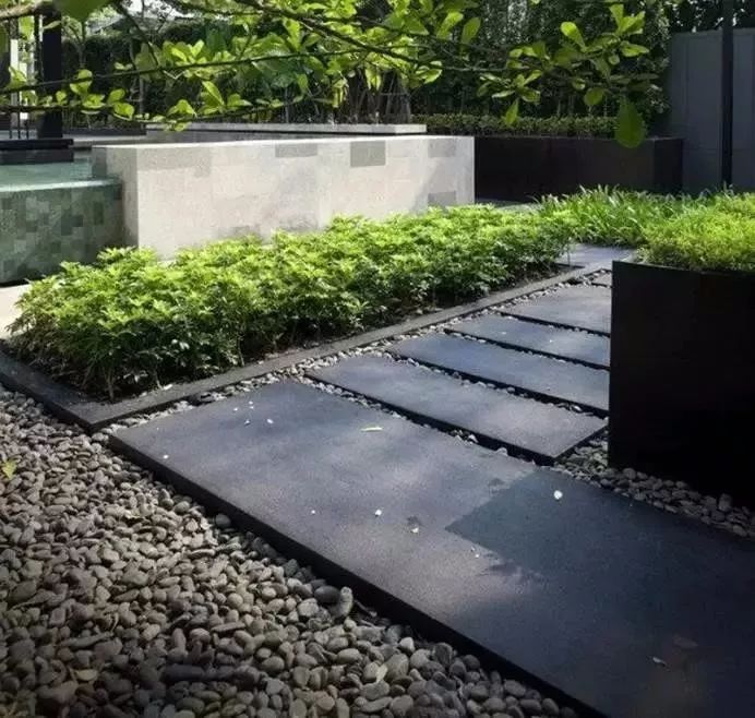 汀步不规则排布通过其韵律感营造景观简洁大气自然有趣间隔跨度合理