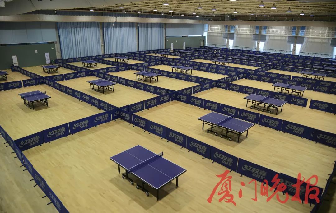 羽毛球馆二层建有羽毛球馆1个,有28片场地;乒乓球馆一个,共24片场地.