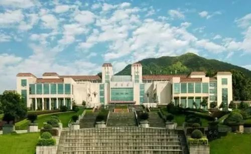 能够有湘南相伴我们长大成熟经过数年的历练稚嫩的我们来到湘南学院g