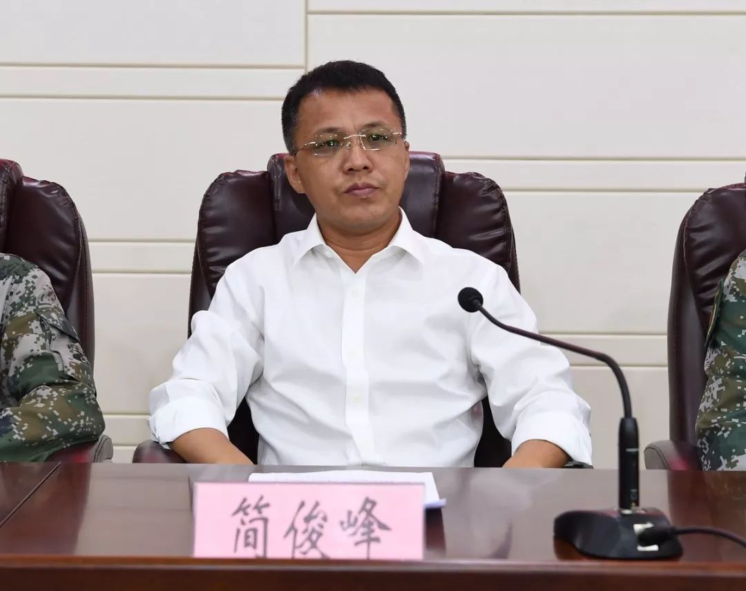 区长简俊峰出席会议并讲话.