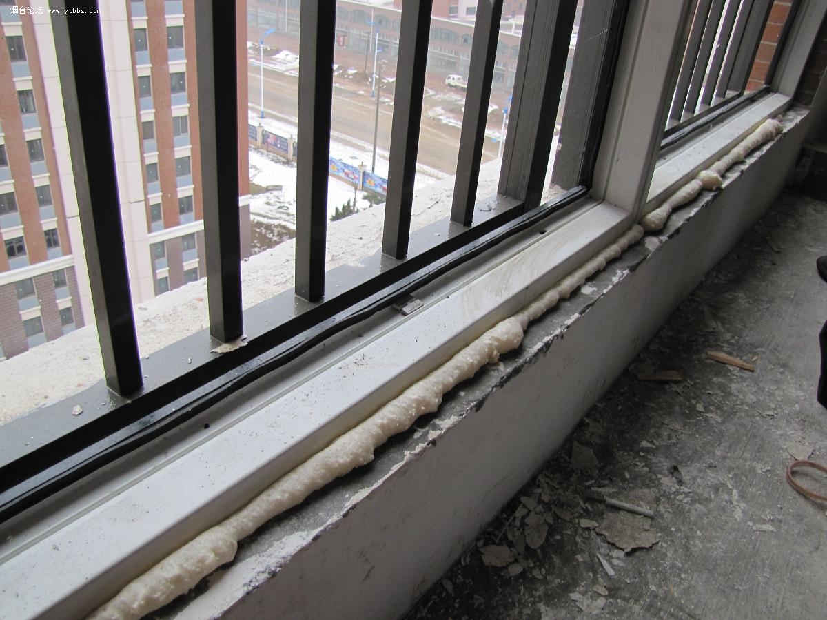 填补窗户缝隙你会选择水泥还是发泡胶?_窗框