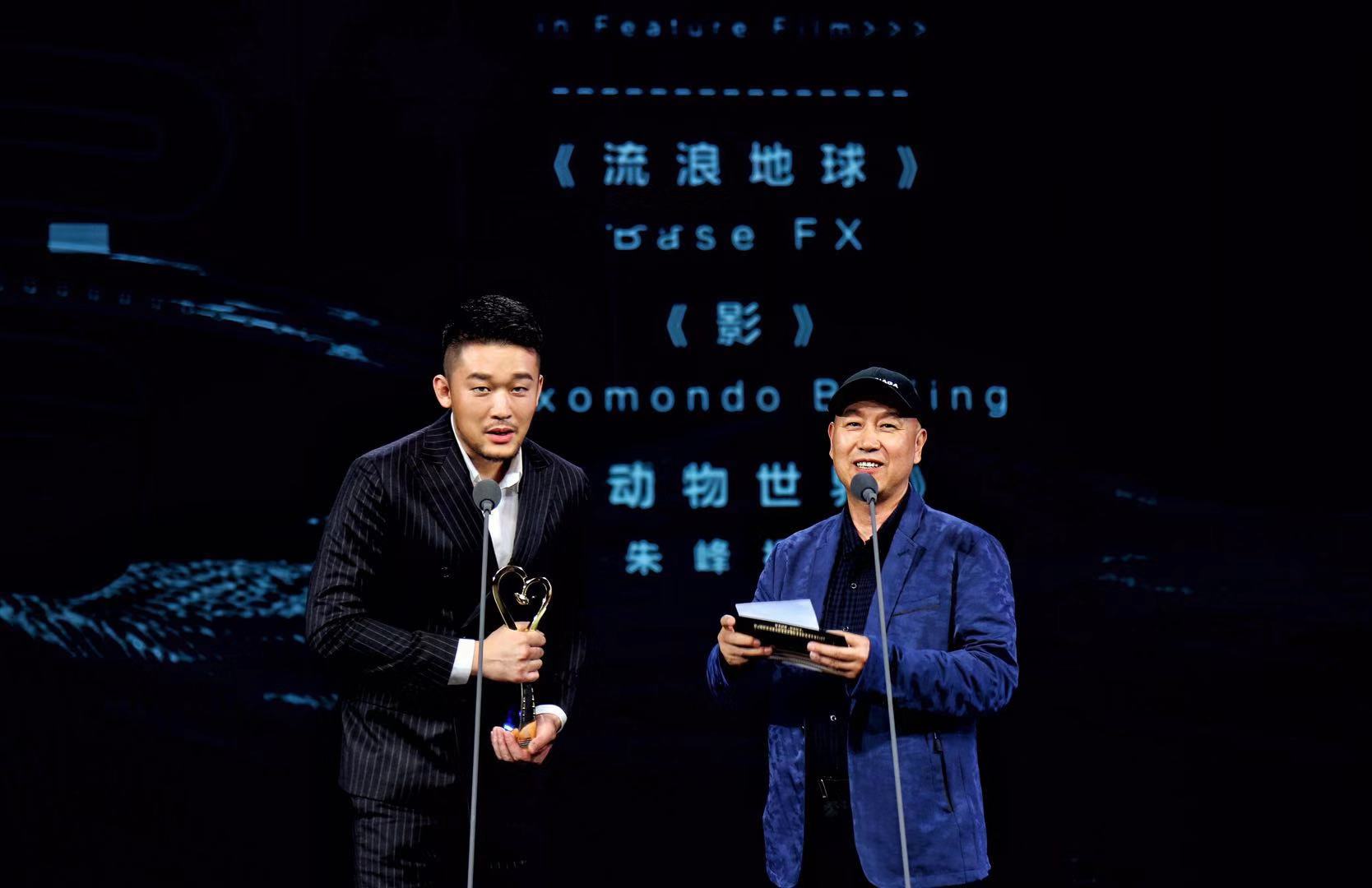 李虹辰担任金海鸥奖颁奖礼颁奖嘉宾雅致西装显绅士风范