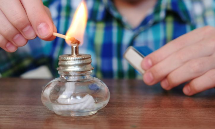 类似存在安全隐患的视频也有不少,包括用易拉罐自制酒精灯,自制酒精炮