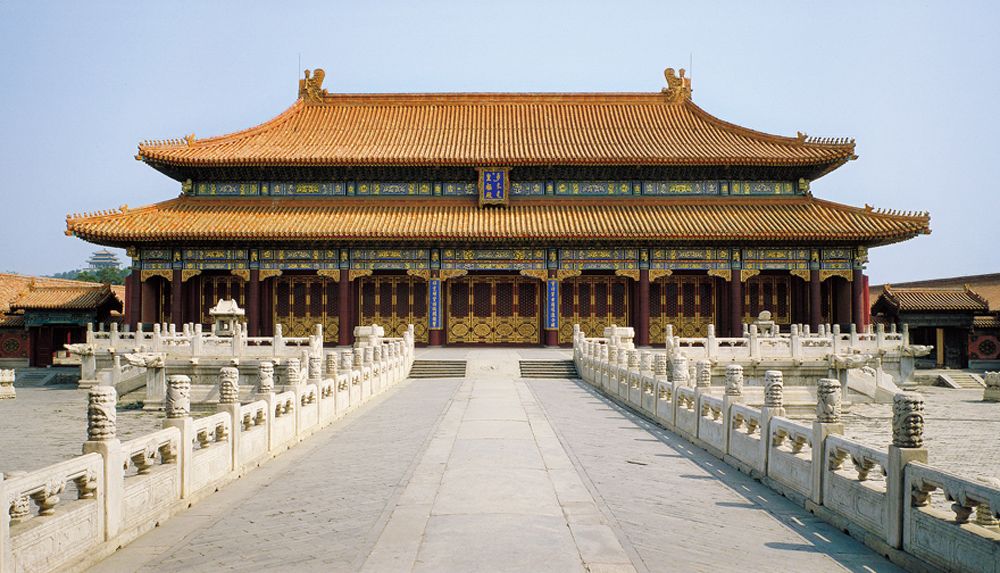 皇极殿里的装饰都仿照着太和殿的规制做,别的地方是不敢这么做的.