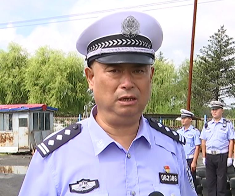 车辆执法活动,对一段时间以来依法查扣的172辆报废车辆进行集中销毁