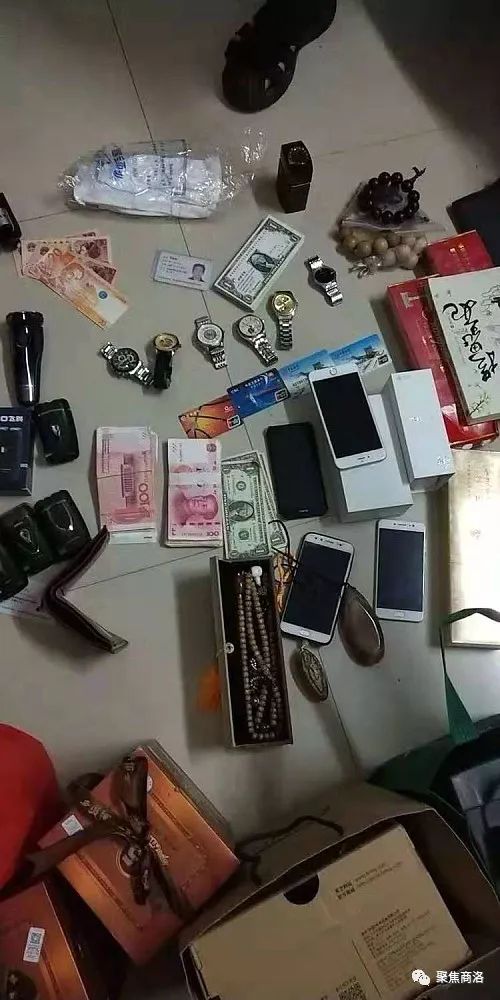 两辆小轿车迎面相撞一聋哑人盗窃大量现金手表手机香烟等物品被抓