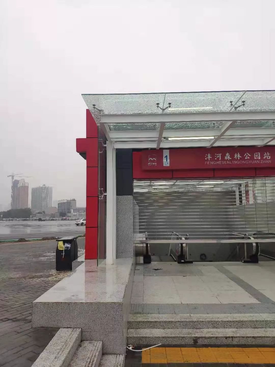 (站口在建情况)森林公园站:该站部分工程位于沣河森林公园内,沿世纪